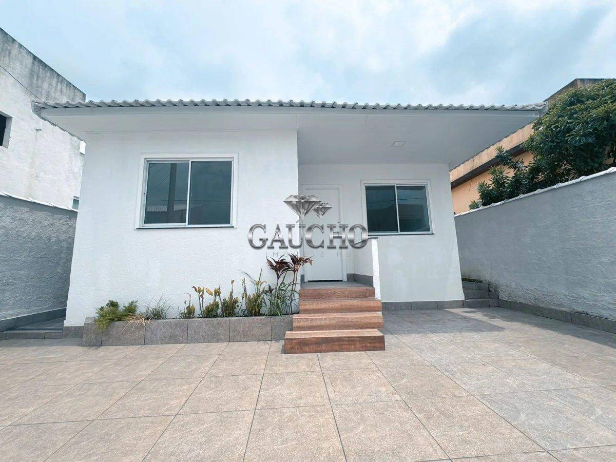 Casa à venda com 2 quartos, 110m² - Foto 1