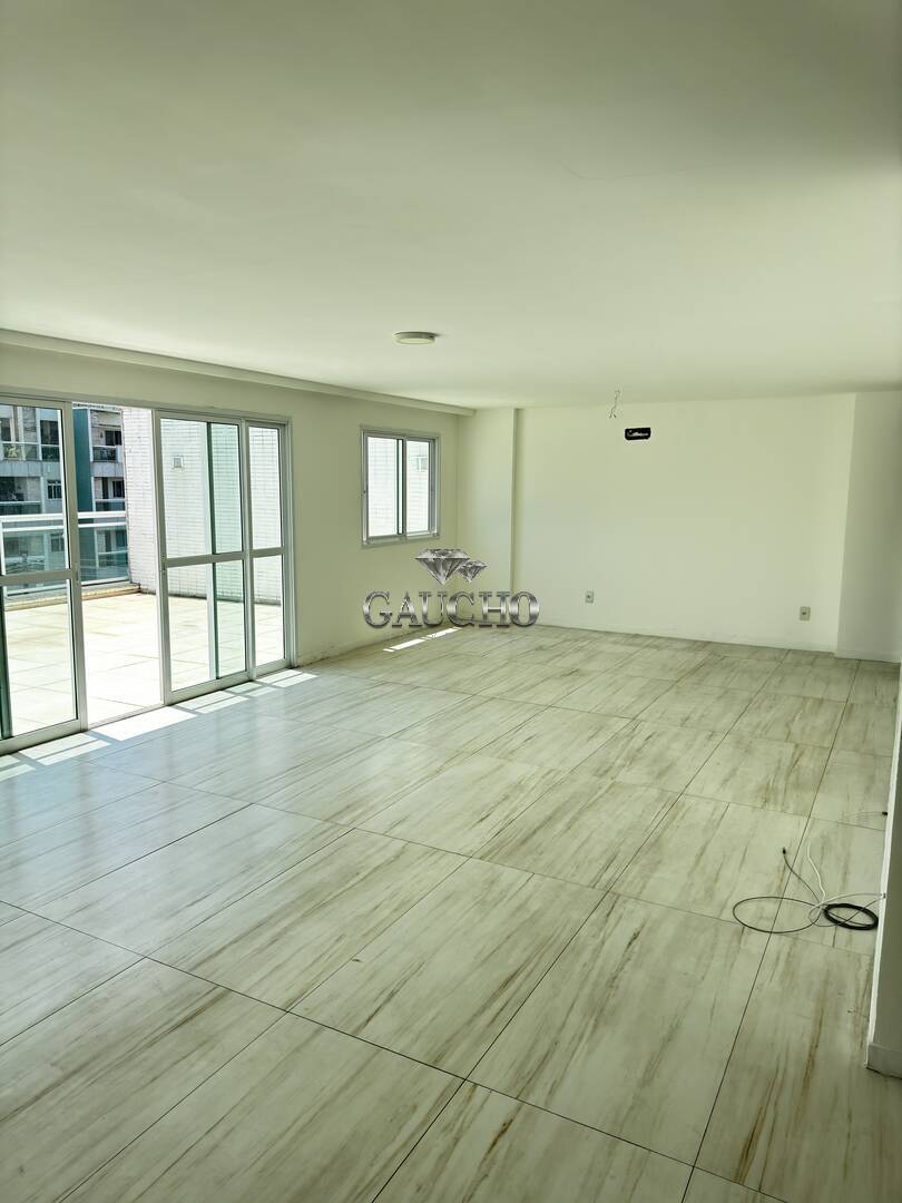 Cobertura à venda com 4 quartos, 220m² - Foto 2