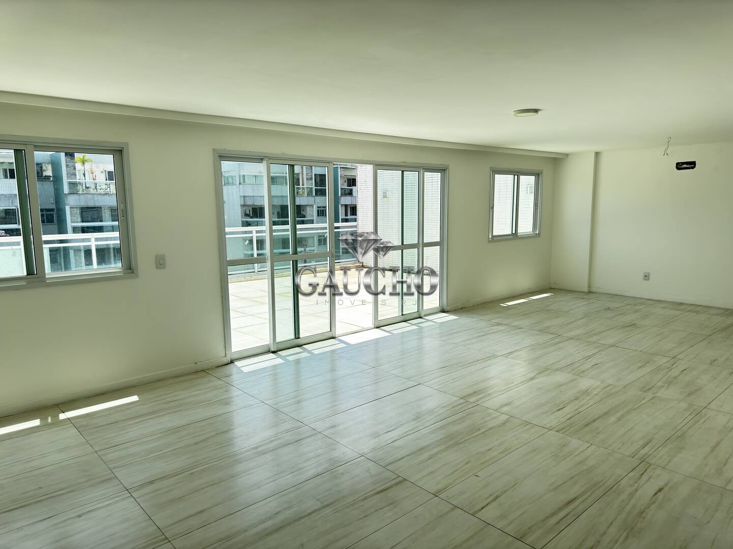 Cobertura à venda com 4 quartos, 220m² - Foto 1